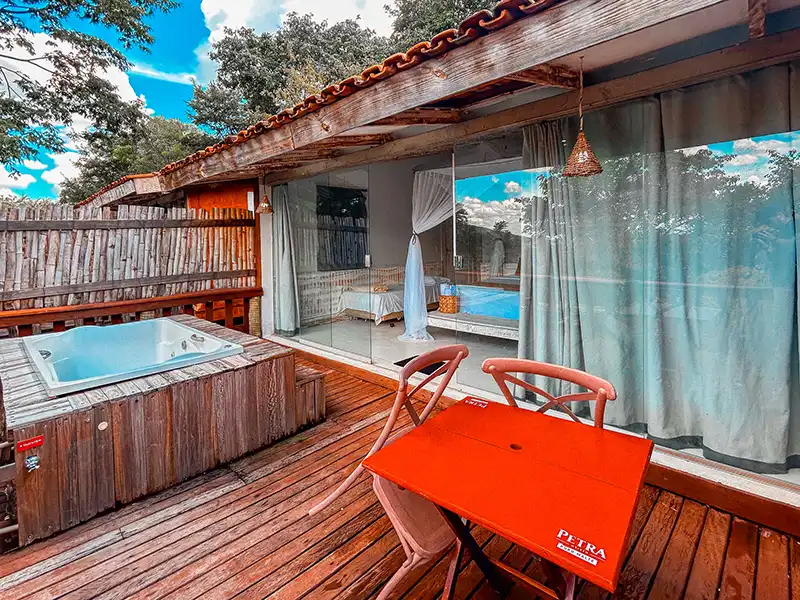 Suíte com deck e hidromassagem para estadia no local do evento